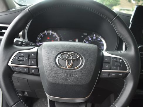 Used 2025 Toyota Highlander LE FWD image 14