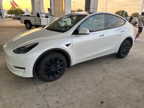 Used 2024 Tesla Model Y Long Range AWD/4WD image 1