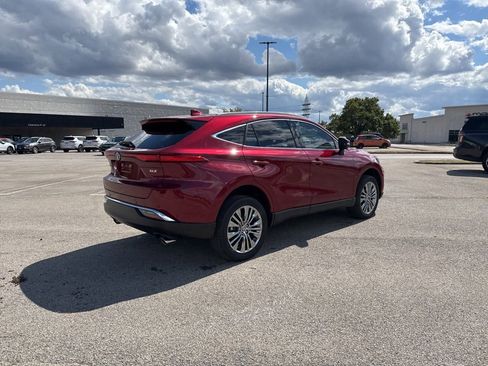 Used 2023 Toyota Venza XLE image 8