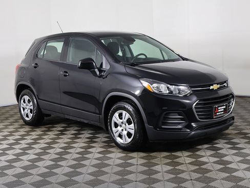 Used 2018 Chevrolet Trax LS FWD image 2