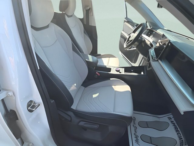 Certified 2025 Volkswagen Tiguan SE FWD image 23