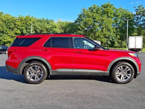 Used 2023 Ford Explorer XLT w/ Equipment Group 202A AWD/4WD image 10