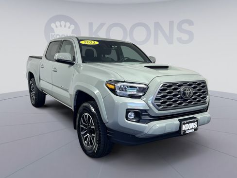 Used 2022 Toyota Tacoma TRD Sport w/ Technology Package AWD/4WD image 2