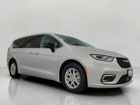 Used 2024 Chrysler Pacifica Touring-L image 1