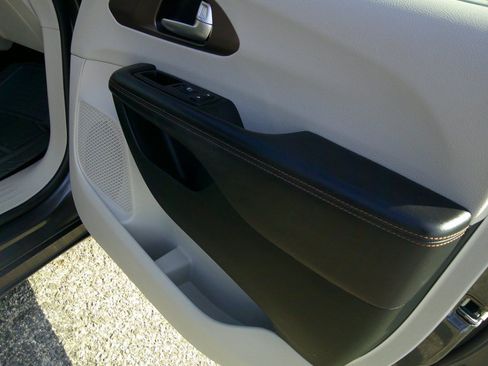 Used 2017 Chrysler Pacifica LX FWD image 59