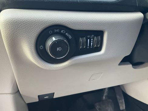 Used 2020 Chrysler Pacifica Touring w/ Cold Weather Group FWD image 16