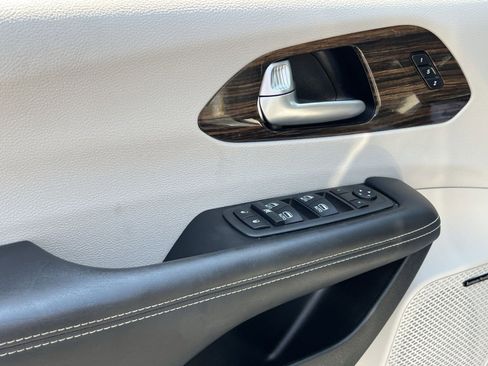 Used 2022 Chrysler Pacifica Limited AWD/4WD image 23
