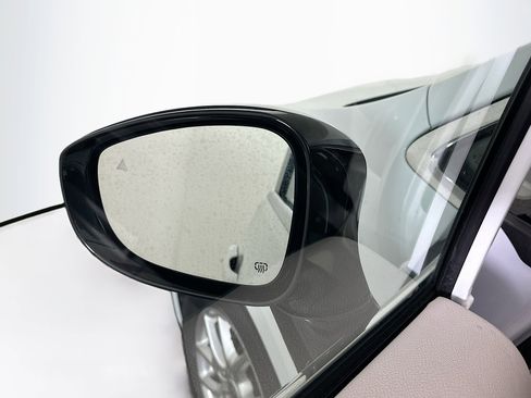 Used 2024 Chrysler Pacifica Touring-L image 16