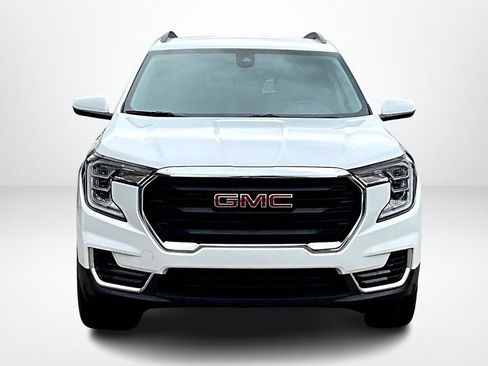 Used 2023 GMC Terrain SLE w/ Driver Convenience Package image 2
