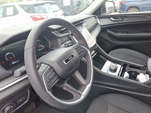 Used 2023 Jeep Grand Cherokee Laredo w/ Luxury Tech Group I image 25