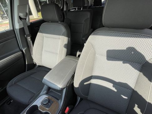 Used 2023 GMC Acadia SLE image 21