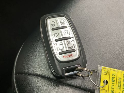 Used 2024 Chrysler Pacifica Touring-L image 28