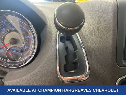 Used 2013 Chrysler Town & Country Touring FWD image 21