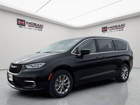 New 2026 Chrysler Pacifica Select image 4