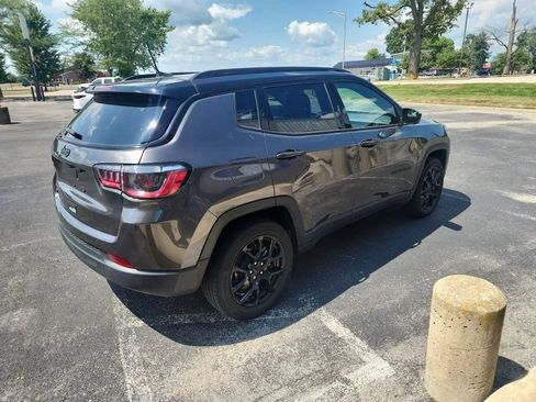 Used 2023 Jeep Compass Latitude w/ Convenience Group AWD/4WD image 4