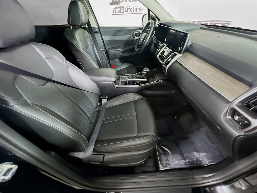 Used 2022 Kia Sorento S w/ Panoramic Sunroof Package AWD/4WD image 32