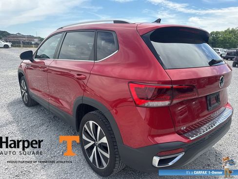 Used 2023 Volkswagen Taos SE w/ Panoramic Sunroof Package FWD image 3