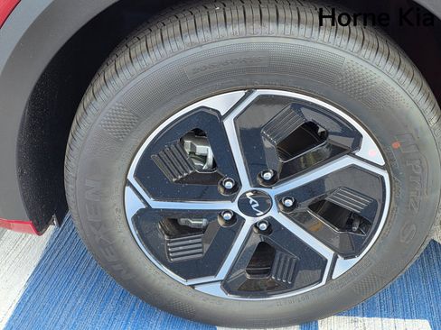 New 2025 Kia Niro EX image 8