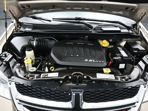 Used 2016 Dodge Grand Caravan SXT w/ Rear Park Assist Package image 57