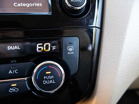 Used 2016 Nissan Rogue SL image 30