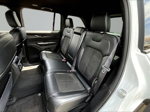 Used 2025 Jeep Grand Cherokee Altitude AWD/4WD image 23