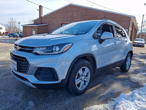 Used 2022 Chevrolet Trax LT w/ LT Convenience Package image 3