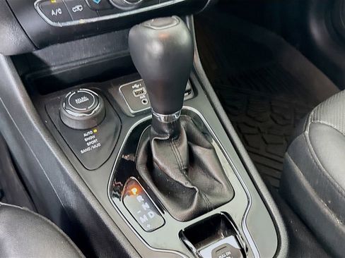 Used 2019 Jeep Cherokee Limited AWD/4WD image 19