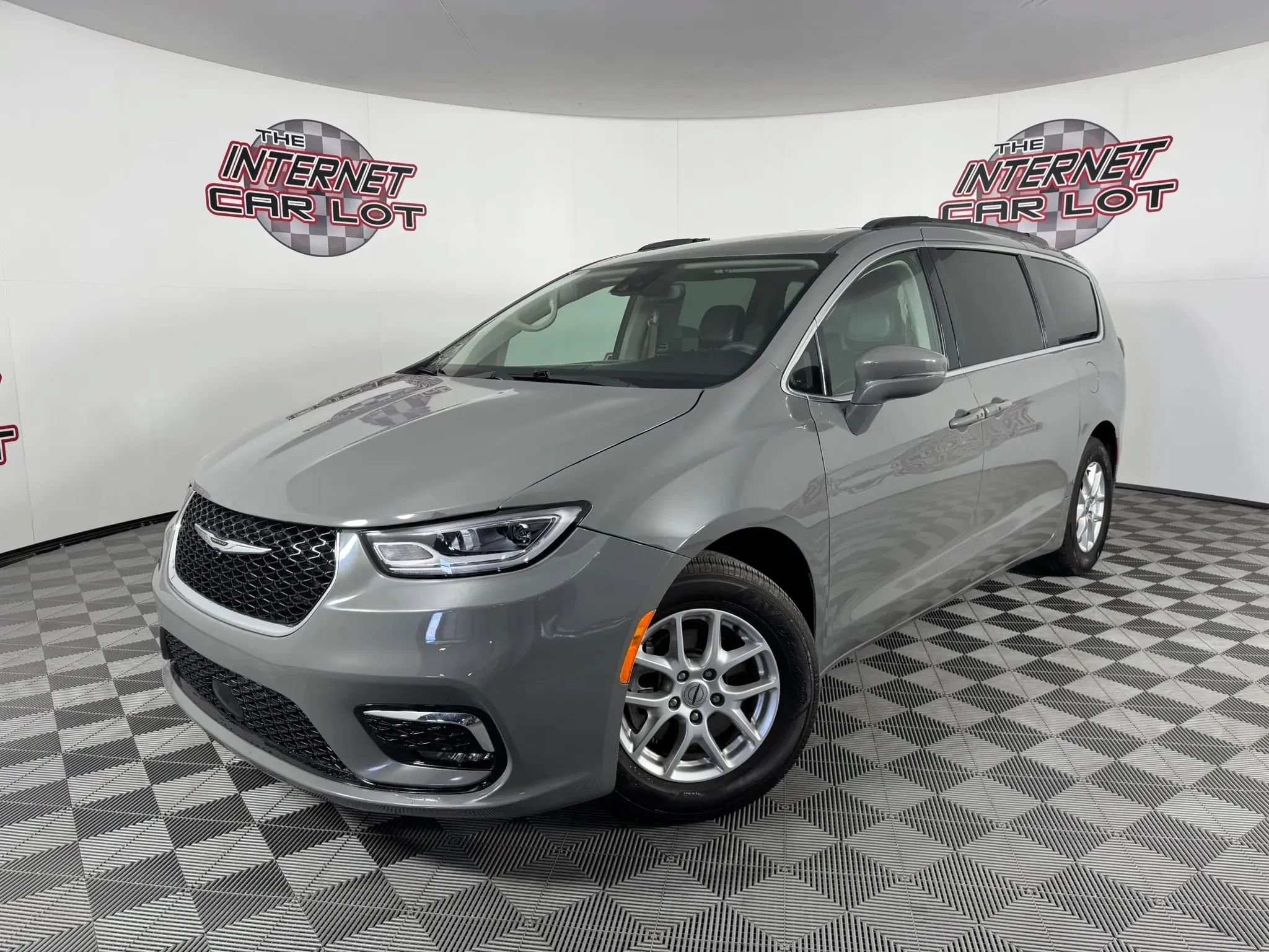 Used 2022 Chrysler Pacifica Touring-L FWD image 1