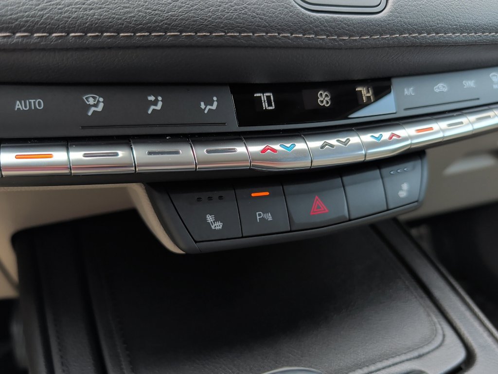 Used 2023 Cadillac XT4 Luxury w/ Cold Weather Package FWD image 23