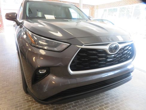 Used 2020 Toyota Highlander XLE FWD image 69