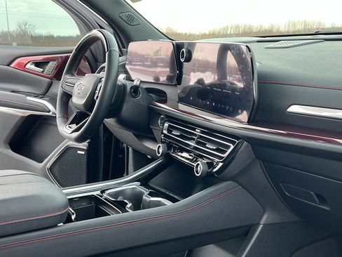 Used 2024 Chevrolet Traverse RS image 28