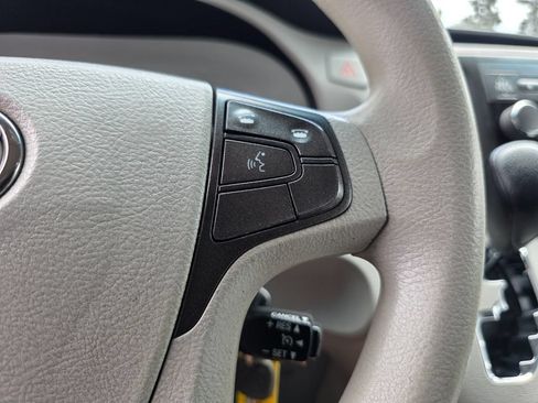 Used 2012 Toyota Sienna LE w/ Preferred Pkg FWD image 34