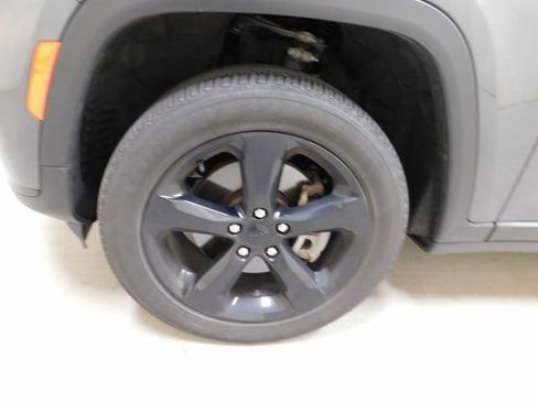 Used 2022 Jeep Grand Cherokee L Laredo image 12