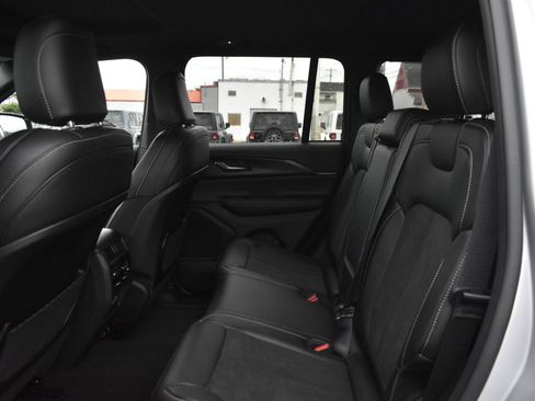 New 2026 Jeep Grand Cherokee Altitude image 17