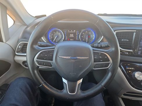 Used 2017 Chrysler Pacifica Touring-L image 14