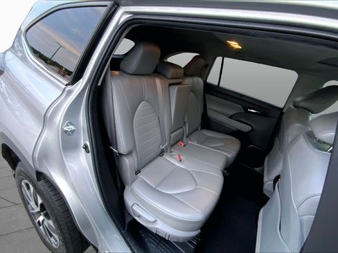 Used 2022 Toyota Highlander XLE FWD image 19