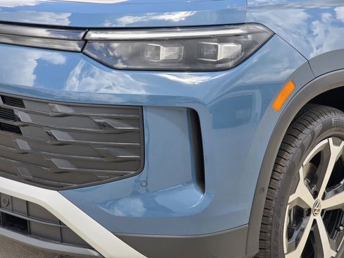 New 2026 Volkswagen Tiguan SE FWD image 7