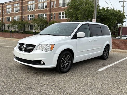 Used 2016 Dodge Grand Caravan SXT FWD image 19