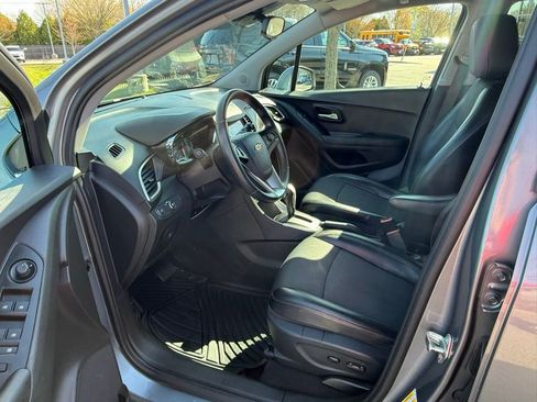 Used 2020 Chevrolet Trax LT w/ LT Convenience Package image 12