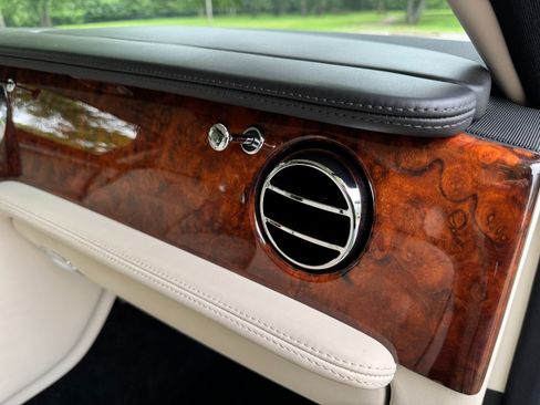 Used 2013 Bentley Mulsanne w/ Rear Entertainment Pkg image 31