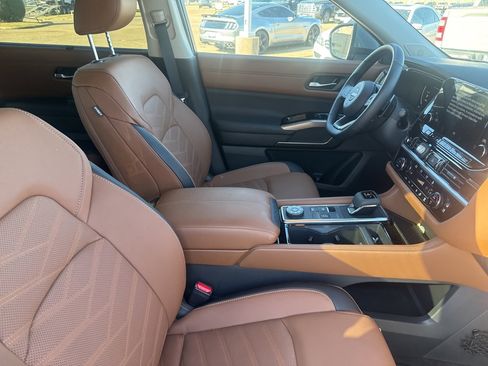 Certified 2025 Nissan Pathfinder Platinum image 30