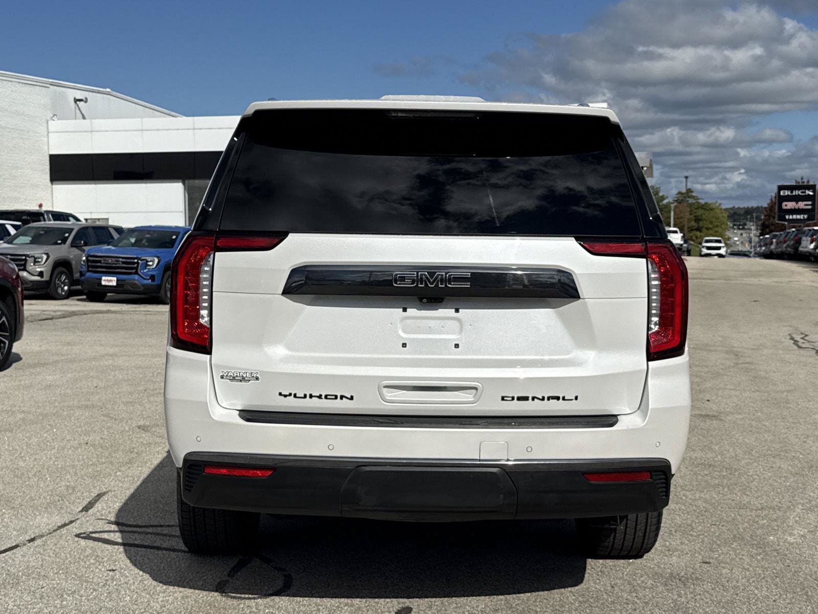 Used 2024 GMC Yukon XL Denali Ultimate AWD/4WD image 9