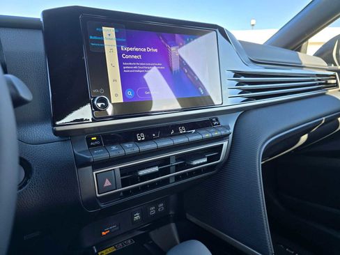 Used 2025 Toyota Camry SE image 28