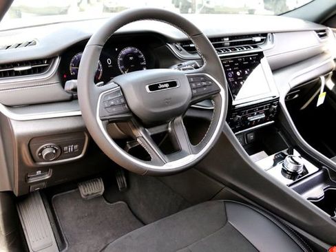 New 2025 Jeep Grand Cherokee L Laredo image 8