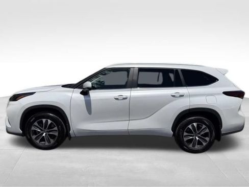 Used 2025 Toyota Highlander XLE AWD/4WD image 4
