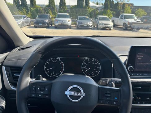 Used 2025 Nissan Rogue SV FWD image 36