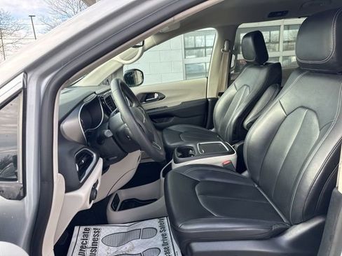Used 2024 Chrysler Pacifica Touring-L image 10