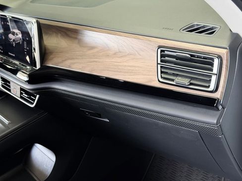 Used 2024 Volkswagen Atlas SE image 29