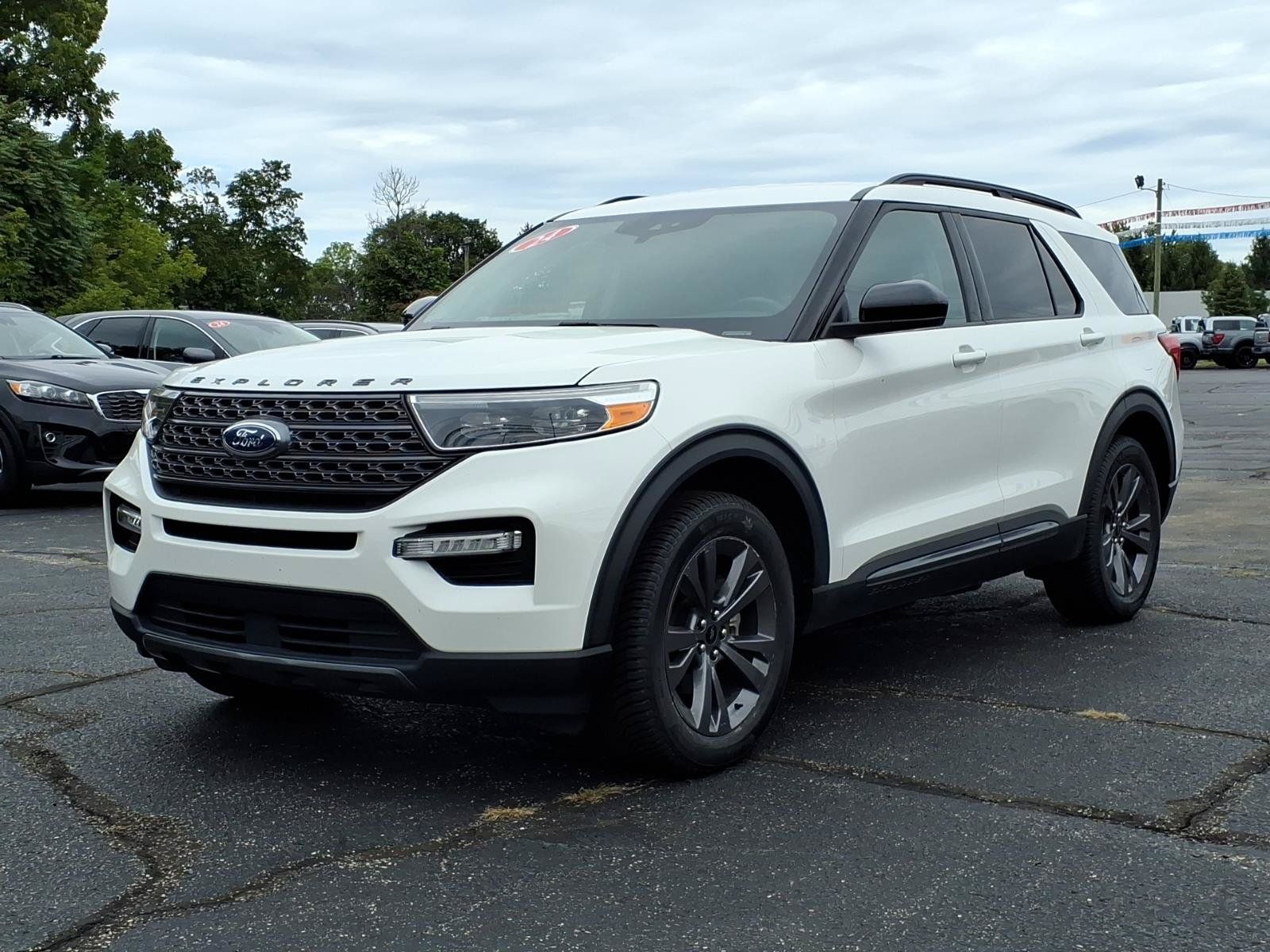 Used 2024 Ford Explorer XLT w/ Equipment Group 202A AWD/4WD image 3