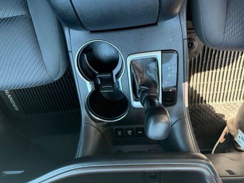 Used 2018 Toyota Highlander LE AWD/4WD image 15